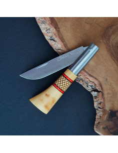 Navaja decorada con cruzadillo y cenefas en rojo de la Cuchillería de Taramundi 2