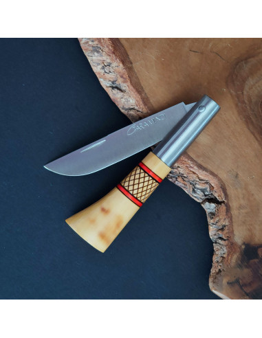 Navaja decorada con cruzadillo en rojo y hoja terminada en punta vuelta de la Cuchillería de Taramundi