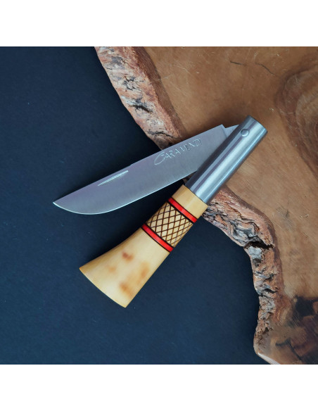 Navaja decorada con cruzadillo en rojo y hoja terminada en punta vuelta de la Cuchillería de Taramundi