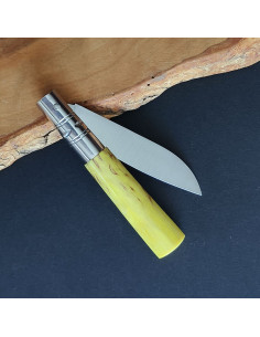 Navaja en madera estabilizada tintada en color amarillo del artesano Francisco Vega - FV Taramundi 2