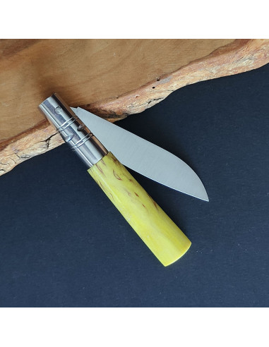 Navaja en madera estabilizada tintada en amarillo con virola decorada a lima del artesano Francisco Vega - FV Taramundi