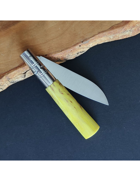Navaja en madera estabilizada tintada en amarillo con virola decorada a lima del artesano Francisco Vega - FV Taramundi