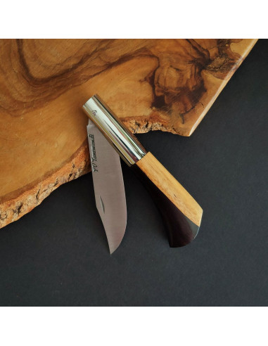 Navaja en ébano bicolor del artesano Francisco Vega Taramundi