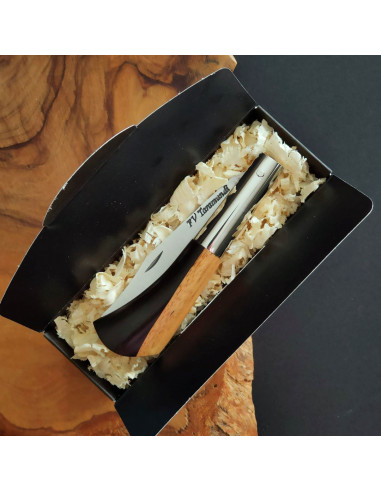 Presentación en cajita de navaja con empuñadura en madera de ébano del artesano Francisco Vega Taramundi