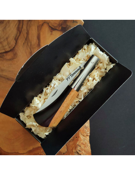 Presentación en cajita de navaja con empuñadura en madera de ébano del artesano Francisco Vega Taramundi