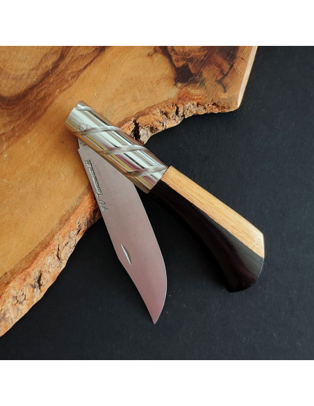 Navaja en ébano bicolor con virola decorada del artesano Francisco Vega Taramundi