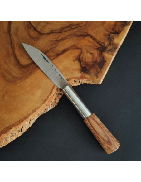 Navaja de Taramundi del artesano Antonio Quintela con empuñadura laminada, virola lisa y hoja en acero inoxidable.