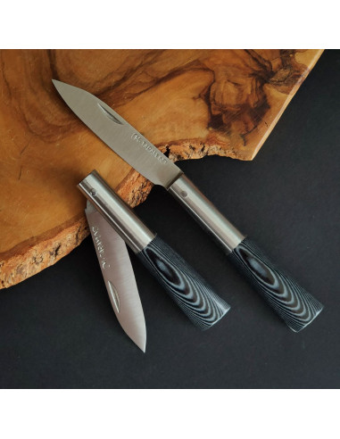 navaja con empuñadura en mikarta en tonos negro y gris del artesano Carlos Mon de Taramundi