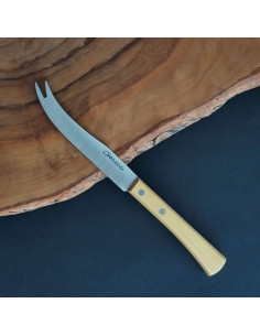 Cuchillo para cortar queso de la Cuchillería de Taramundi con empuñadura en madera lisa. 2