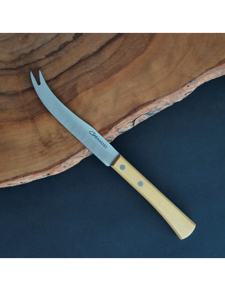 Cuchillo quesero con empuñadura lisa de la Cuchillería de Taramundi.