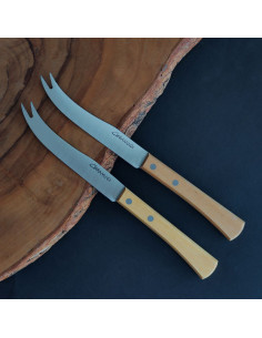 Cuchillo para cortar queso de la Cuchillería de Taramundi con empuñadura en madera lisa.