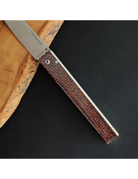 Detalle de la micarta de lana de oveja xalda del modelo de navaja mango plano de Carlos Quintana