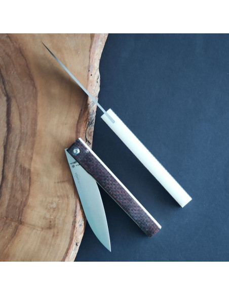 Detalle del lomo de la empuñadura del modelo de navaja con micarta de lana de oveja xalda de Carlos Quintana Taramundi