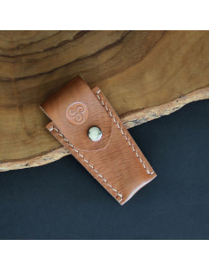Funda de cuero con cierre de broche decorada con trisquel para navaja de 8cm de hoja.