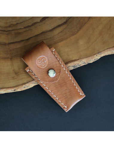 Funda de cuero con cierre de broche decorada con trisquel para navaja de 8cm de hoja.