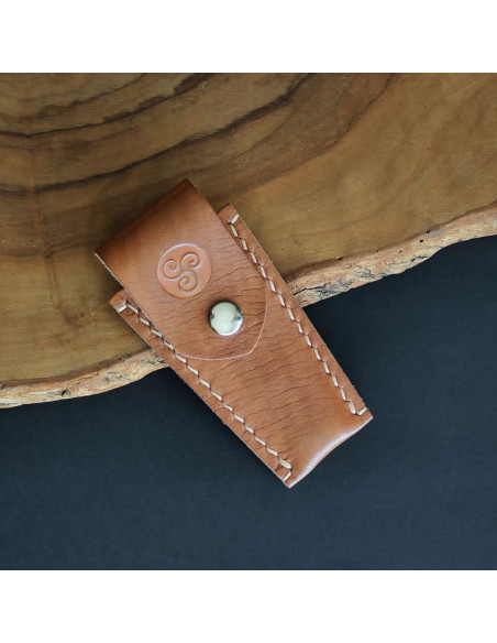 Funda de cuero con cierre de broche decorada con trisquel para navaja de 8cm de hoja.