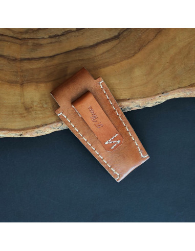 Detalle trabilla de funda de cuero para navaja de 8cm de hoja.