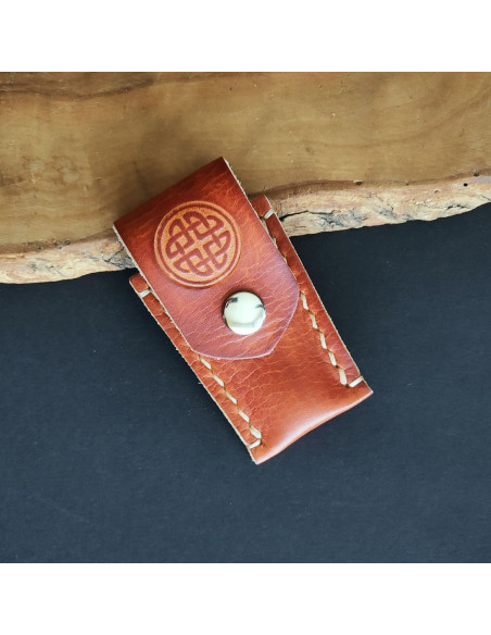Funda de cuero con cierre de broche decorada para navaja de 6cm de hoja