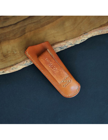 Detalle trabilla de funda de cuero para navaja de 9cm de hoja.