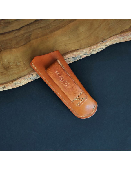 Detalle trabilla de funda de cuero para navaja de 9cm de hoja.