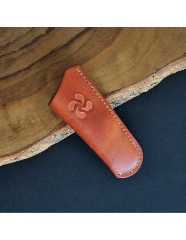 Funda cuero decorada para navaja de 9cm de hoja.