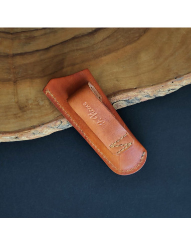 Detalle trabilla funda de cuero para navaja de 9cm de hoja.