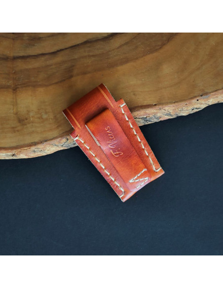 Detalle trabilla de funda de cuero para navaja de 6cm de hoja.