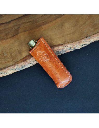 Funda cuero decorada con hoja de roble para el modelo de navaja con empuñadura en latón