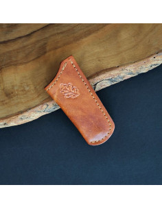 Funda de cuero decorada con hoja de roble para navaja de 6cm de hoja.