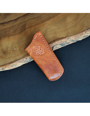 Funda de cuero decorada con hoja de roble para navaja de 6cm de hoja.