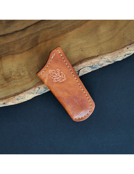 Funda de cuero decorada con hoja de roble para navaja de 6cm de hoja.