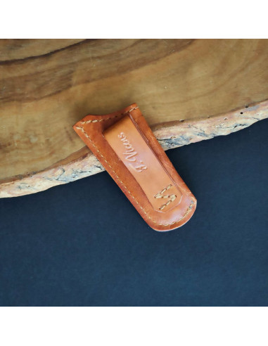 Detalle de trabilla de funda para navaja de 6cm de hoja