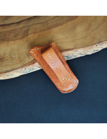 Detalle de trabilla de funda para navaja de 6cm de hoja