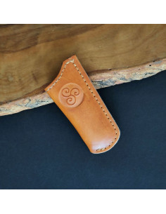 Funda cuero decorada con trisquel para navaja de 6cm de hoja