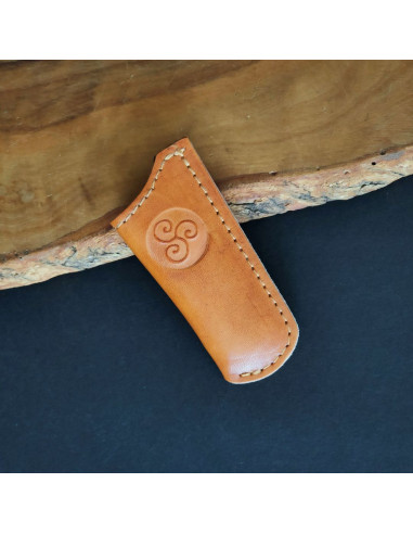 Funda cuero decorada con trisquel para navaja de 6cm de hoja