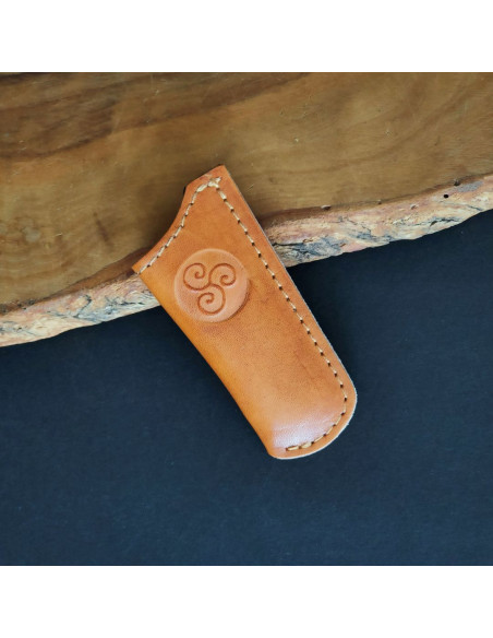 Funda cuero decorada con trisquel para navaja de 6cm de hoja