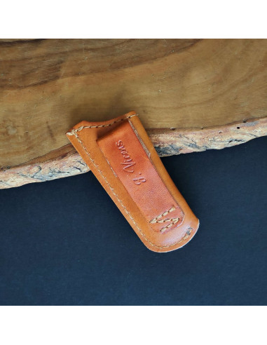 Detalle trabilla de funda de cuero para navaja de 6cm de hoja.