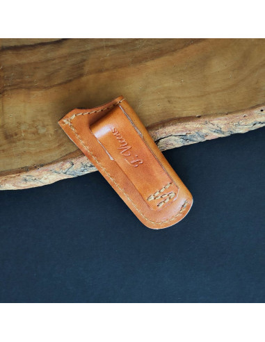 Detalle trabilla de funda de cuero para navaja de 6cm de hoja
