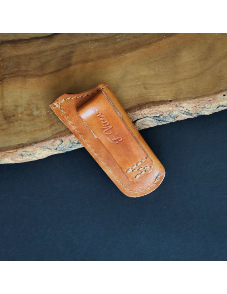 Detalle trabilla de funda de cuero para navaja de 6cm de hoja