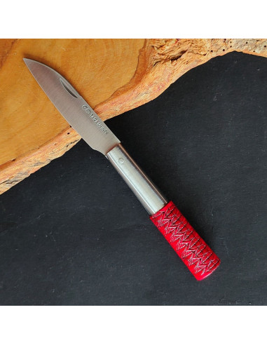 Modelo del artesano Carlos Quintana Taramundi, con empuñadura en madera de fresno tintada en rojo decorada con motivo de hojas.