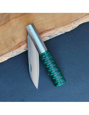 Modelo del artesano Carlos Quintana en madera de fresno tintada en tono verde y decorada en uno de sus laterales.